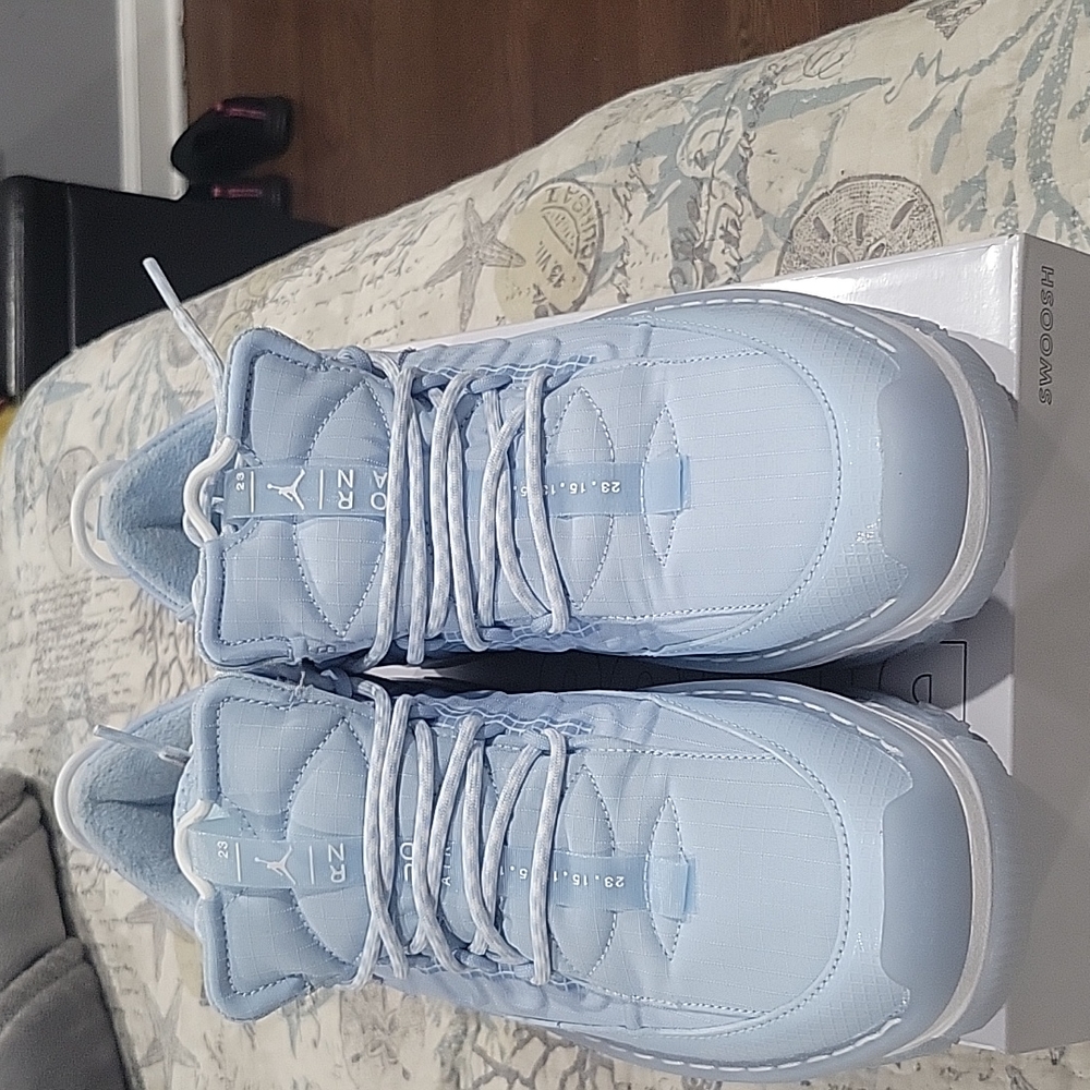 Women jordan air mae size 9
